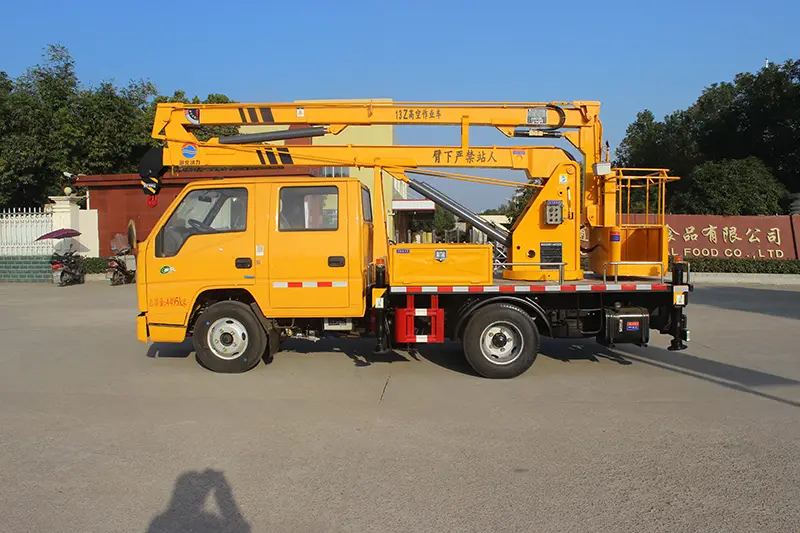 Medium Articulating Boom Work Truck